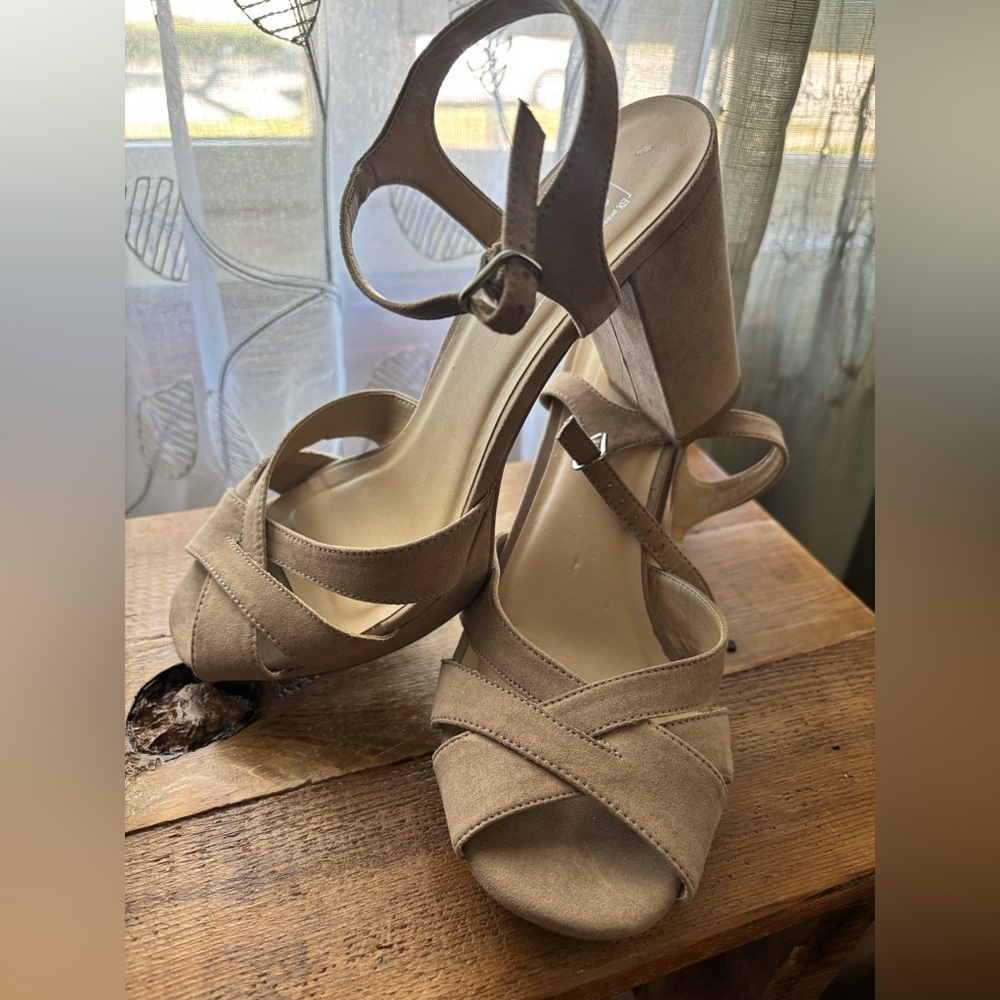 Women’s Tan Heels size 9.5